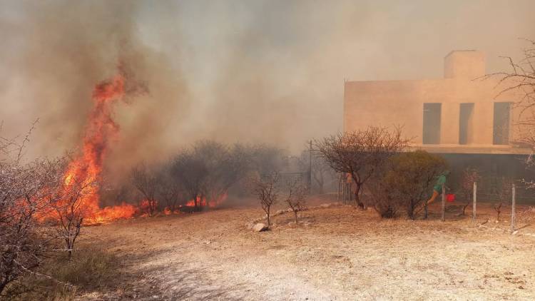 Al menos cuatro bomberos afectados por un incendio en Traslasierra