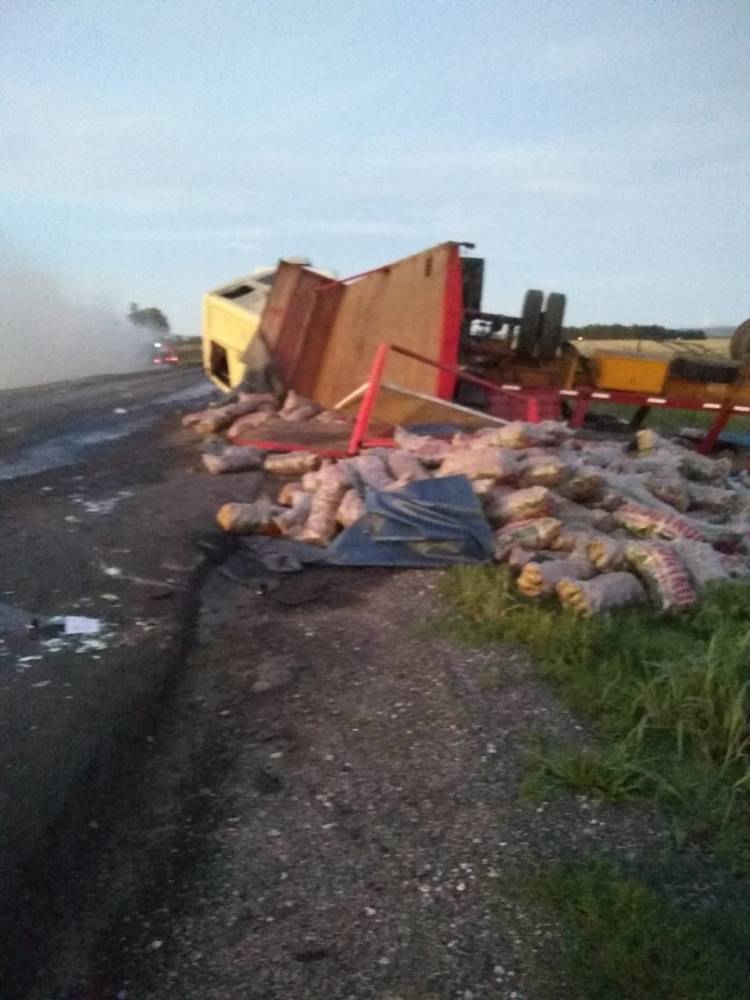 Un camión se incineró tras chocar con otro que había volcado