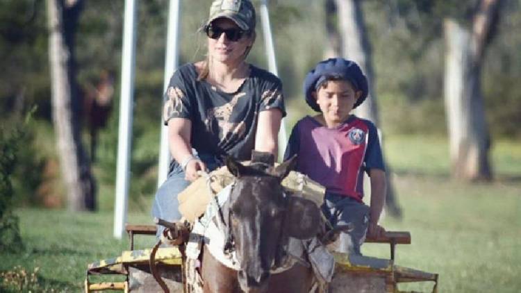 Jesús, el niño que en sulky y con su petiso reparte agua en Del Campillo