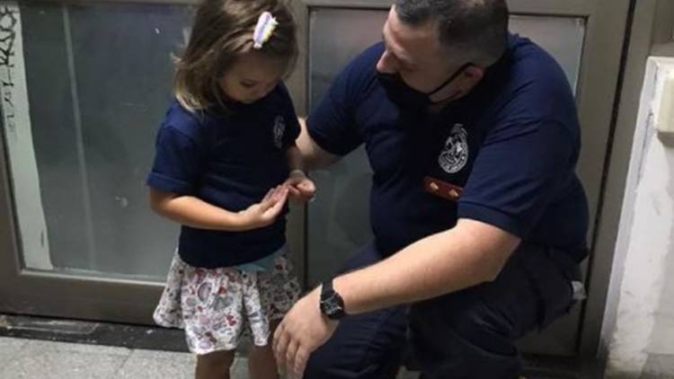 bomberos de Lomas de Zamora salvaron a una niña trasladada al cuartel sin signos vitales