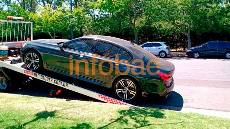 Exclusivo: así se inició la entrega de los autos de lujo de Diego Maradona
