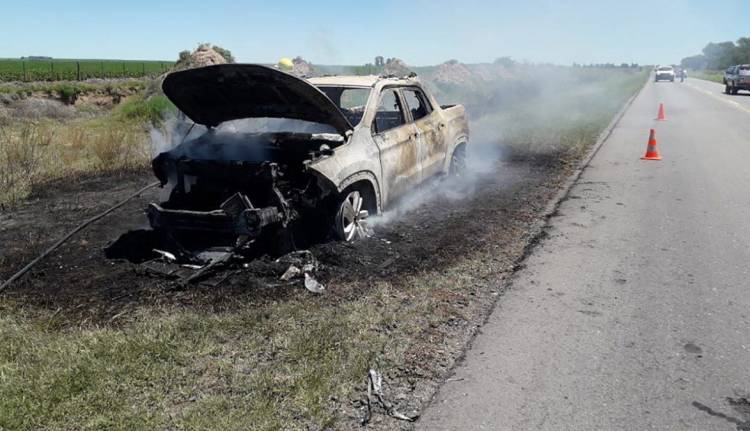Un incendio causó pérdidas totales en una camioneta en la ruta provincial 30