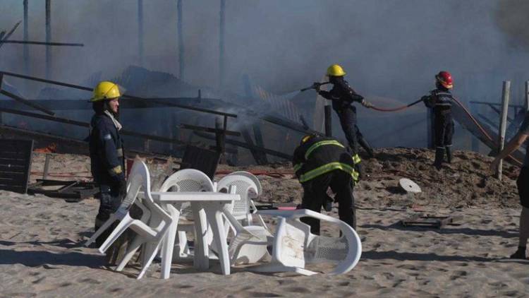 Incendio en Pinamar: el fuego consumió el exclusivo parador Watson