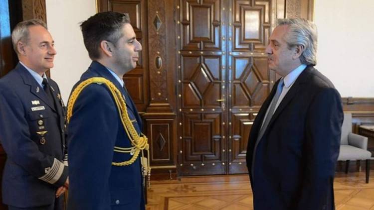Detuvieron al edecán presidencial luego de que intentara viajar con un arma oculta