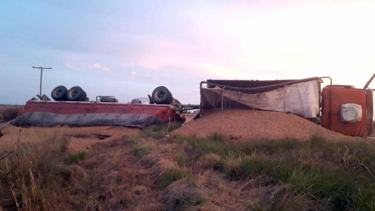 Volcó un camión cargado con maní en ruta 35: un lesionado