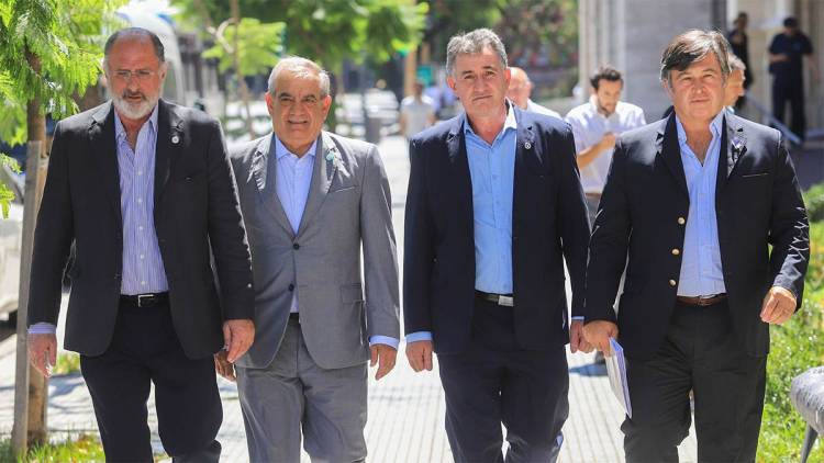 El campo convocó a un paro de una semana por la suspensión de las exportaciones de carne
