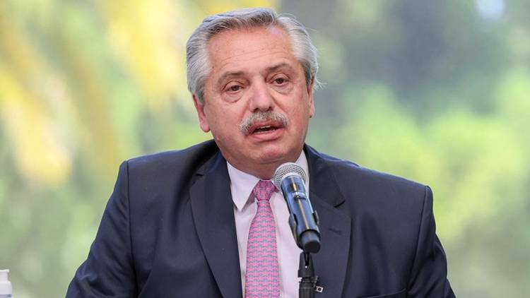 Perú protestó porque Fernández saludó a Castillo como "presidente electo"