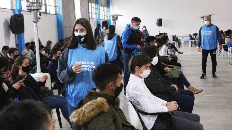 Comenzó la vacunación a menores de 30 y se completan las franjas etarias