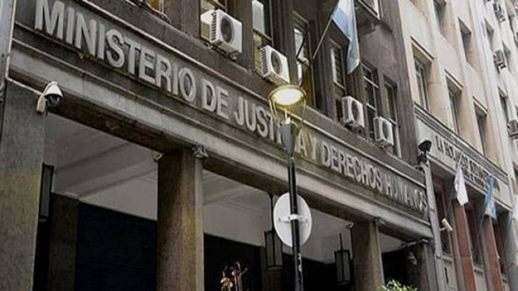 Ofrecen una multimillonaria recompensa para hallar a 16 represores prófugos