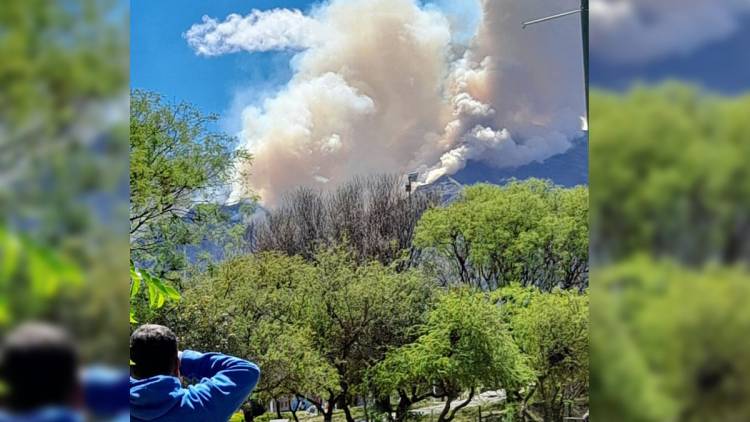 Un incendio baja a territorio cordobés por el filo de las sierras de Merlo