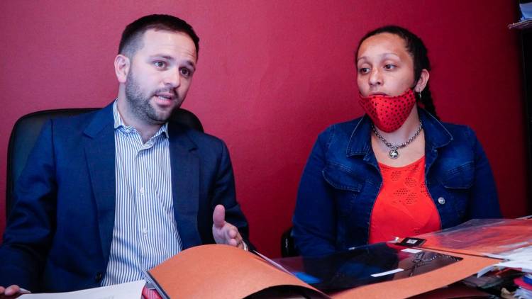 Denuncia que la Maternidad le ocultó la quebradura de su hijo recién nacido