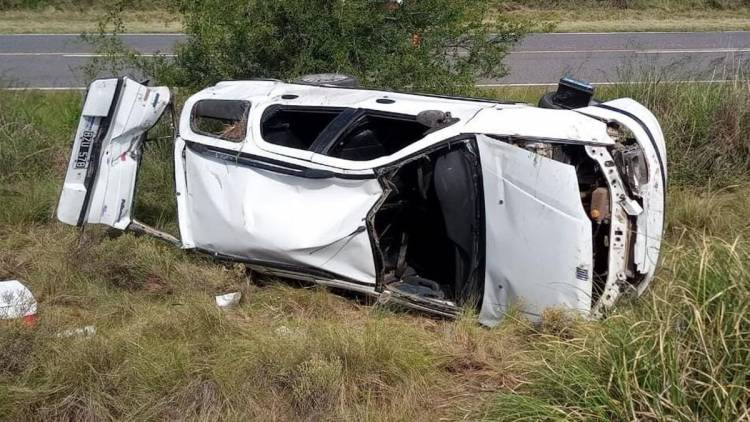 Dos heridos al volcar un auto camino a Alpa Corral