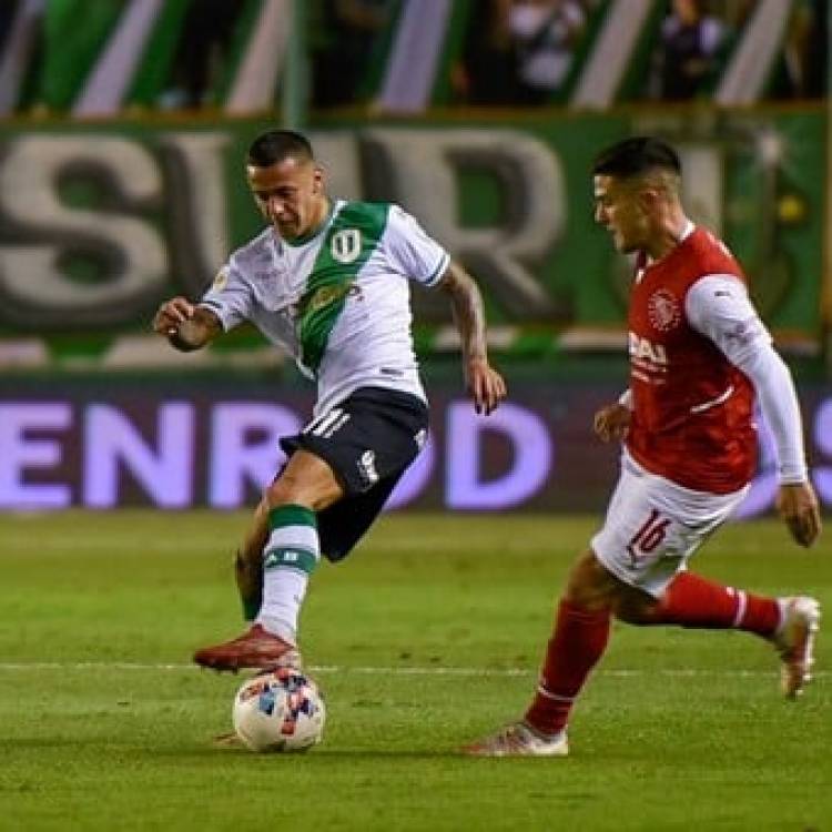 Momento de furia de Insaurralde: metió una patada, recibió la roja y tomó del cuello al árbitro Mastrángelo