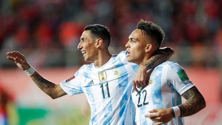 Con goles de Di María y Martínez, la Selección argentina venció a Chile en la altura