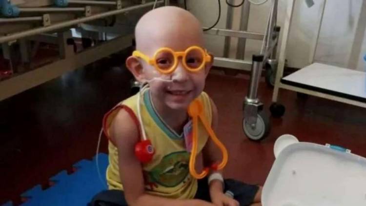 Santi Maratea lo hizo de nuevo: juntó 72 millones para un niño que se tratará en España