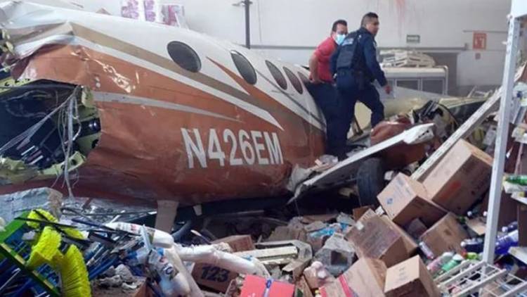 Cayó una avioneta sobre un supermercado en México