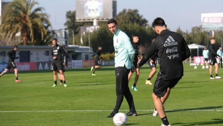 Argentina va con los "11 de memoria" menos Paredes a la Finalíssima con Italia en Wembley