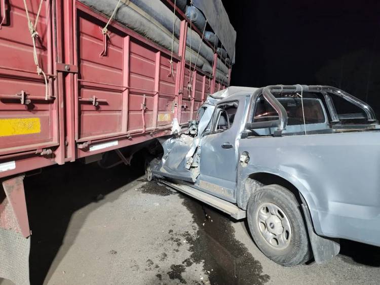 Un hombre murió al chocar su camioneta contra un camión