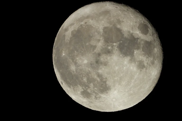 Científicos simularon con supercomputadoras cómo habría nacido la Luna
