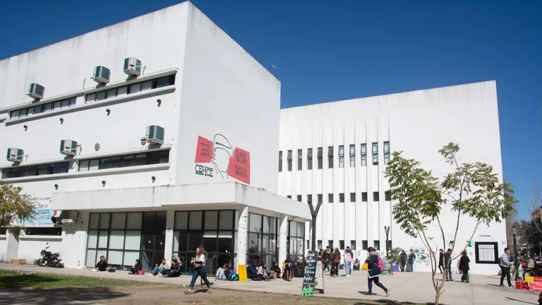 Desconcierto, temor y disparos en la Universidad de La Plata por un preso que fue a rendir un examen e intentó fugarse