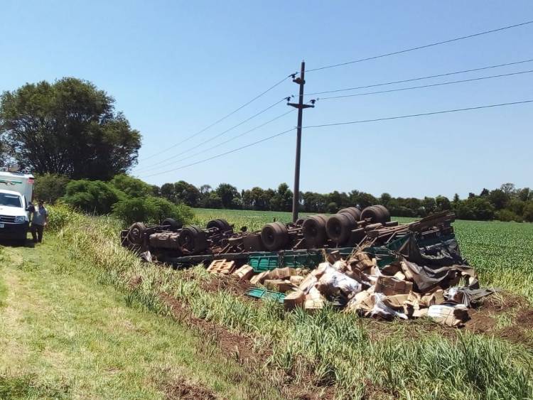 Un camionero bonaerense murió al volcar su unidad en la ruta 4, cerca de La Carlota