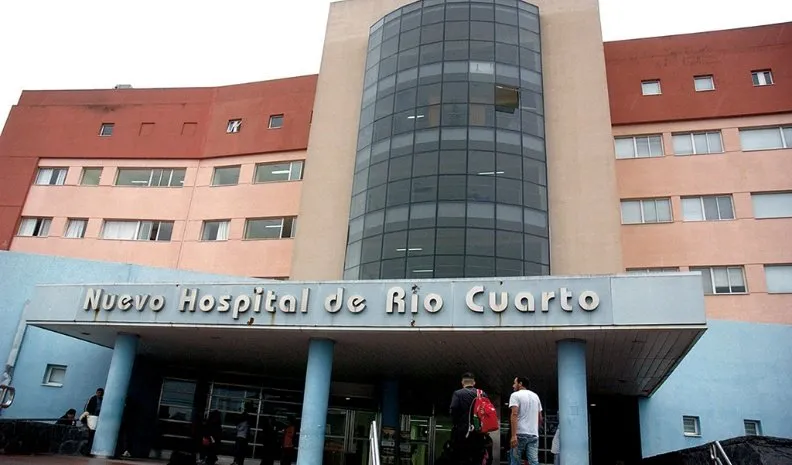 Una mujer falleció por una herida en la zona intercostal izquierda: se ordenó la detención de su pareja