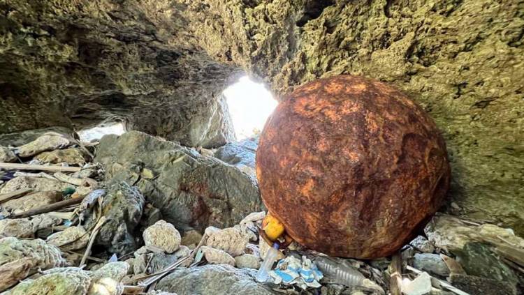 Hallan otra bola anaranjada de hierro en la costa de Japón