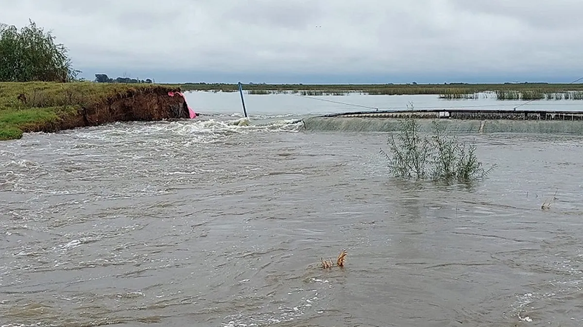 Ucacha: se rompió la contención de la laguna Alas Coloradas y podría secarse