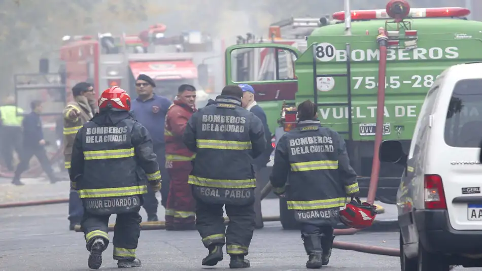 El incendio en el depósito de Iron Mountain derrumbó dos paredes y llevará dos semanas su extinción