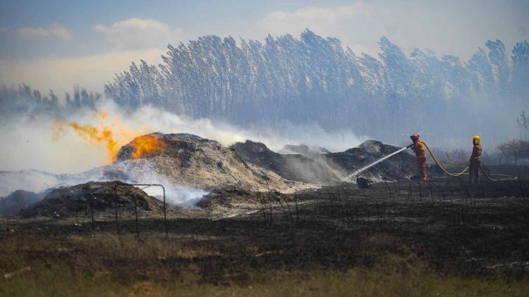 El viento zonda provocó incendios en Mendoza y 82 personas fueron evacuadas