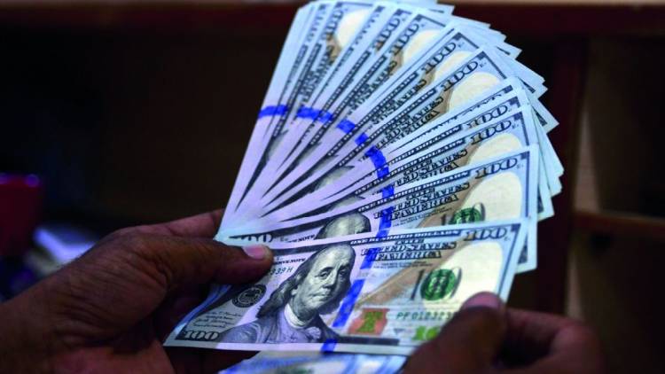 El dólar blue cerró la semana con una nueva baja