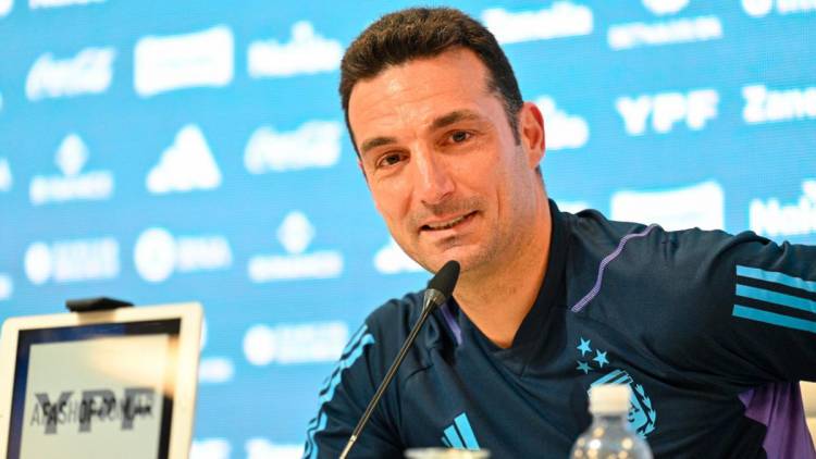 Scaloni: "No me extrañaría que Messi quiera jugar el Mundial 2026"