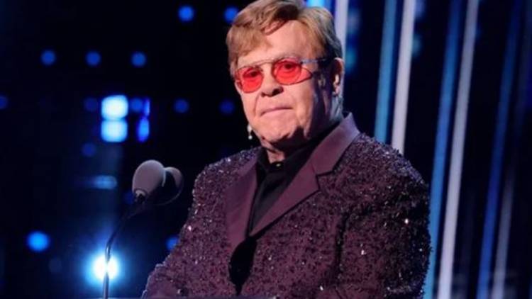 El difícil momento de Elton John: perdió la vista en un ojo