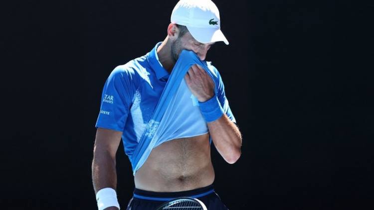 Djokovic abandonó la semifinal del Abierto de Australia lesionado y entre silbidos