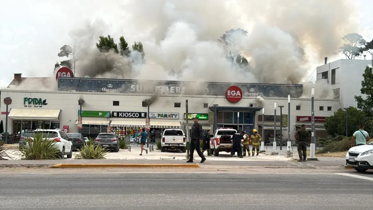 Impactante incendio en un supermercado a metros de la playa de Pinamar