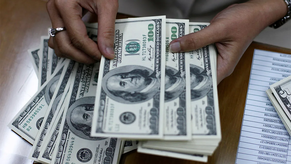 El dólar "blue" cae a $1.185 y ahora cuesta menos que el oficial en los bancos