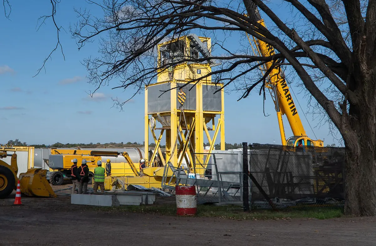Ya llegó la Planta de Asfalto y arrancan las obras en el Aeropuerto para los F-16