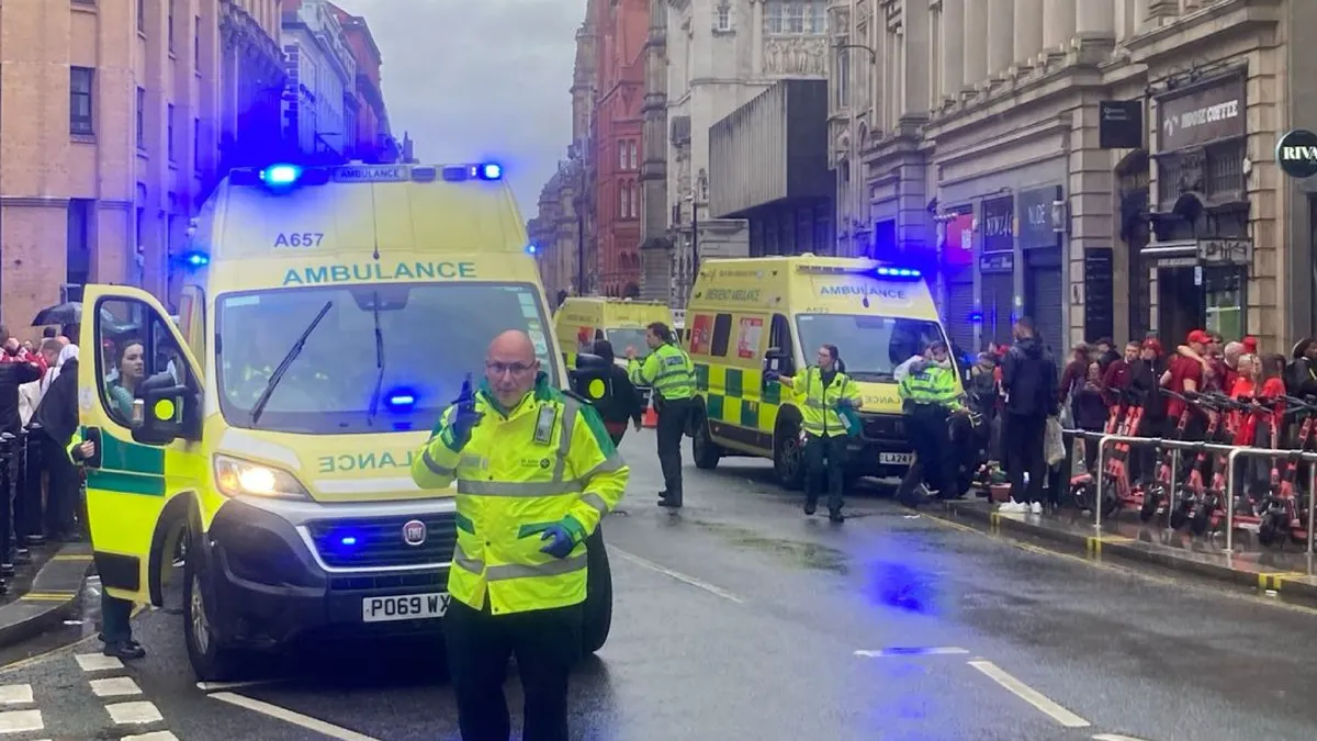 Un hombre atropelló con su auto a una multitud de hinchas del Liverpool que festejaban el título de la Premier
