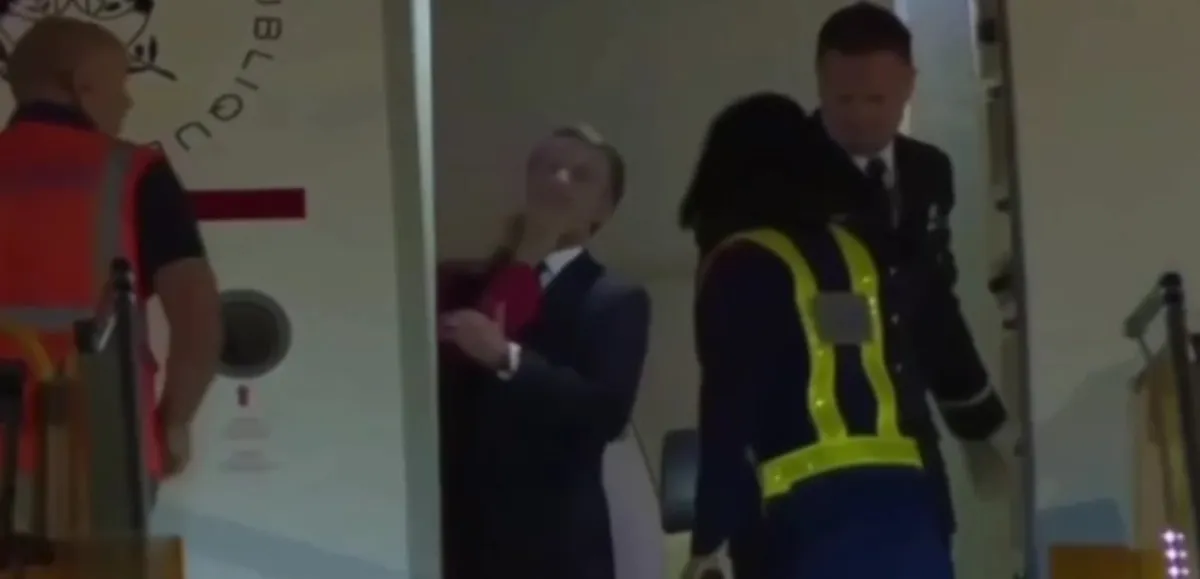 Escándalo en Francia: Macron sufrió una cachetada de parte de su esposa cuando bajaban de un avión